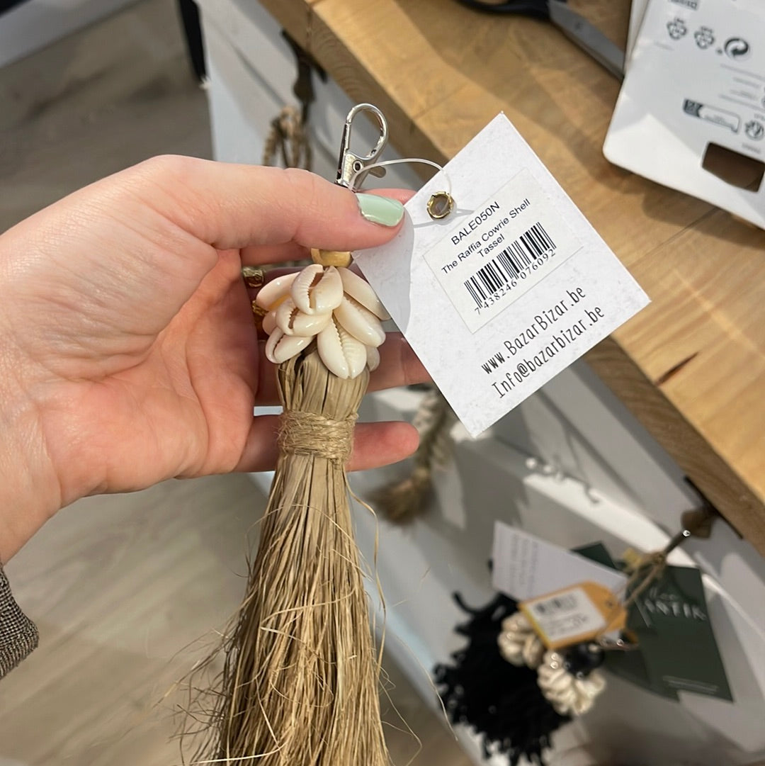 Bazar Bizar keychain raffia cowrie